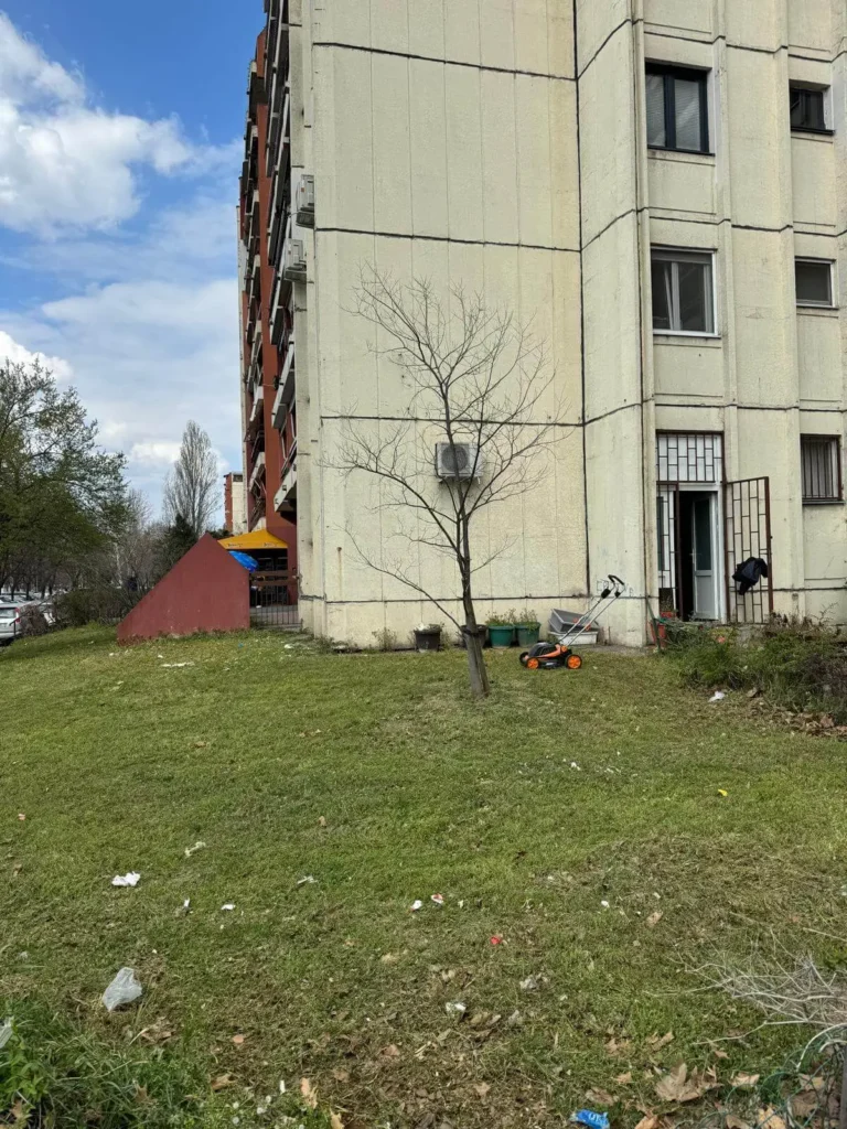 sređeno dvorište Blok 70 posle košenja trave