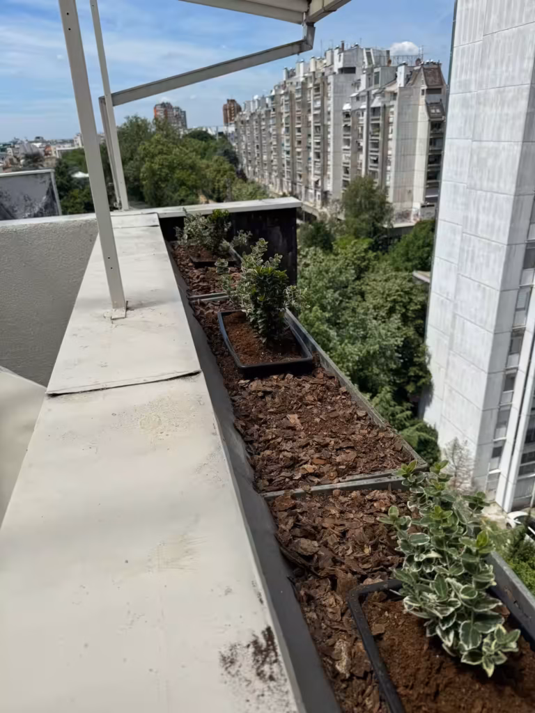 Prijatan ambijent na terasi sa zelenilom za odmor i uživanje.