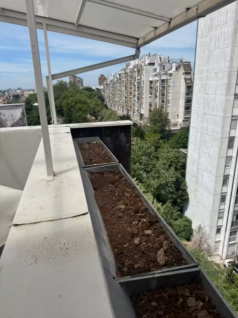 Bezličan kutak na terasi bez dekorativnih biljaka i saksija.