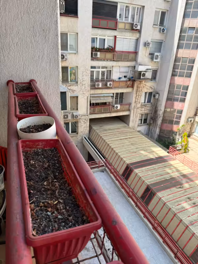 Ogoljeni zidovi i podovi terase pre postavljanja saksija i dekorativnih biljaka.