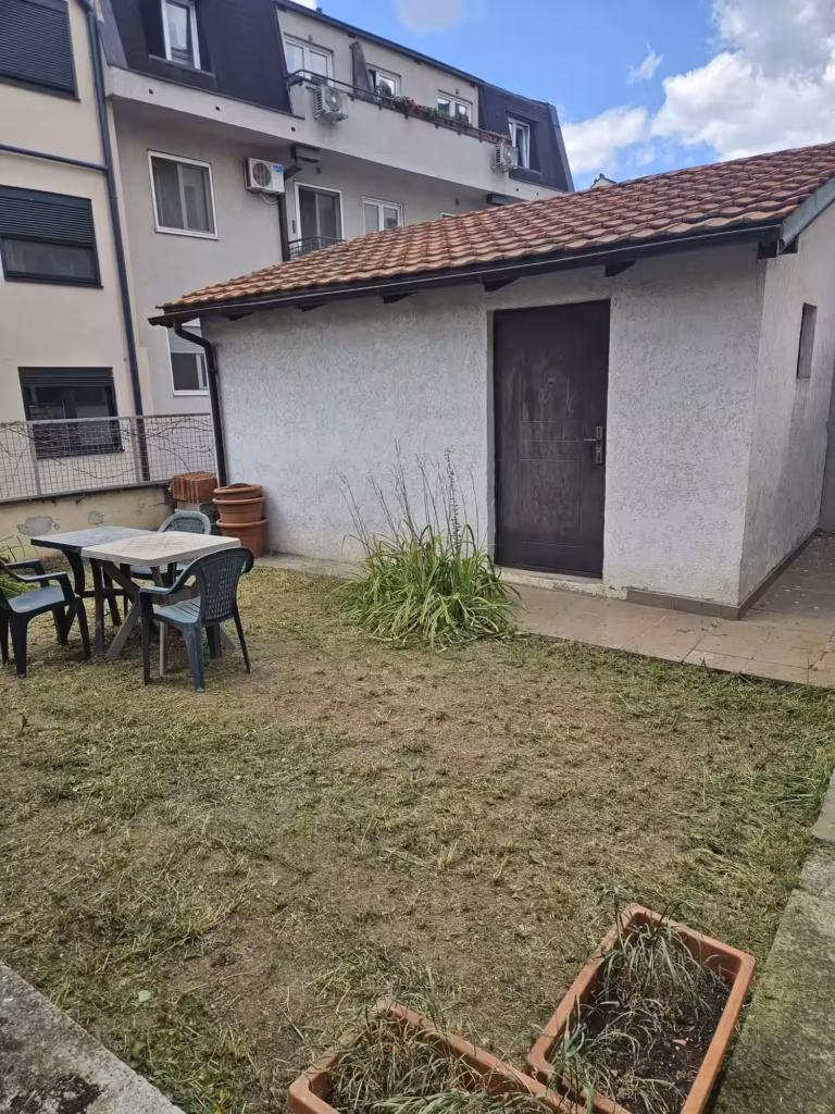 Detaljno uređene i oštro definisane ivice travnjaka duž staze.