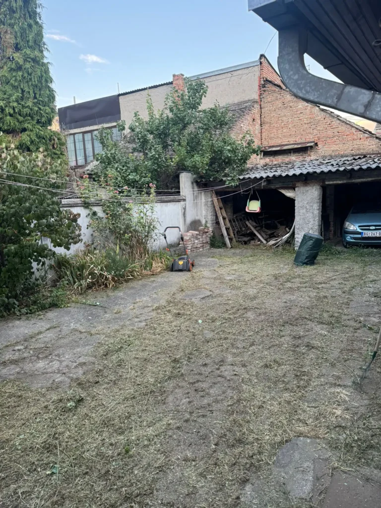 Precizno trimovani rubovi i ravnomjerno pokošen travnjak u Zemunu.